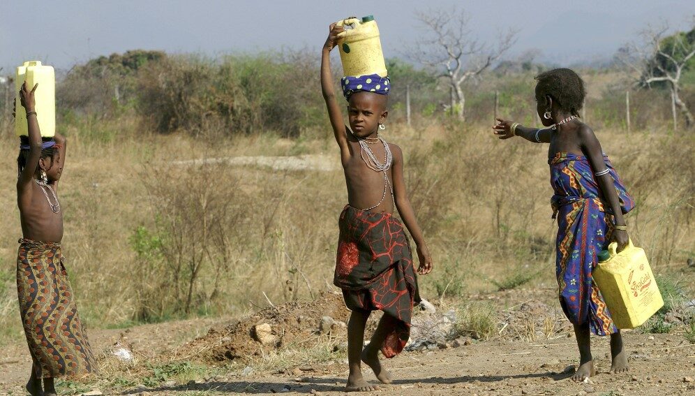 Children-of-the-Ambororo-nomadic-tribe-in-South-Darfur-are-carrying-water-in-plastic-containers-996x567